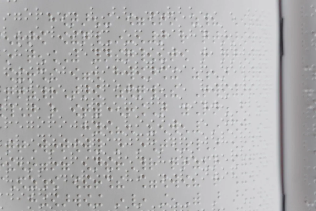 Gros plan sur du papier listing perforé en cours d’impression
