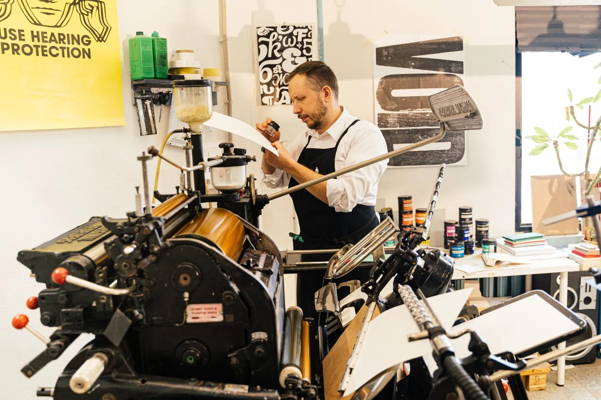 Atelier d’impression, machines en fonctionnement