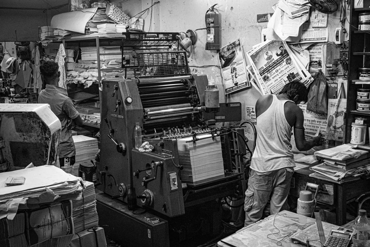 Piles de papier rangées dans un atelier d’impression