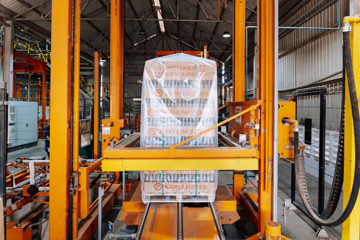 Tapis roulant chargé de cartons en transit