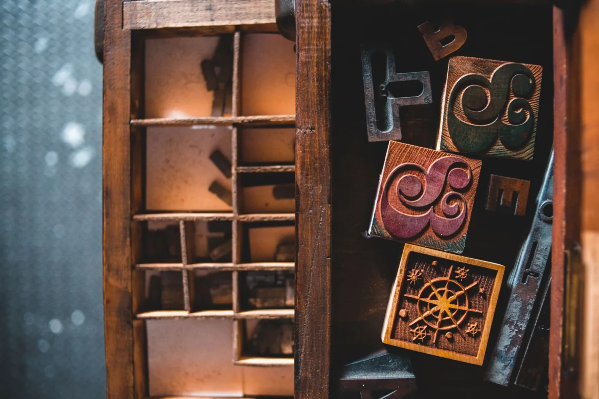 Casse de typographie et ses caractères de plomb