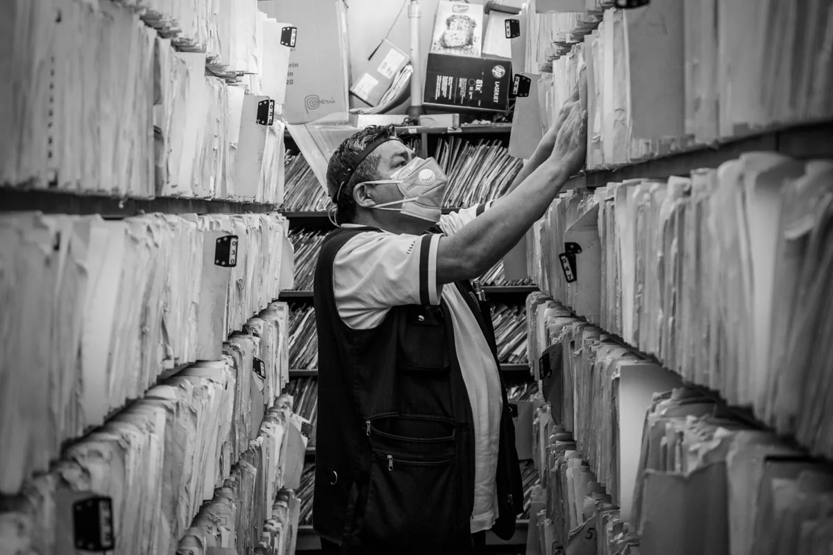 Classeurs d’archives alignés sur une étagère