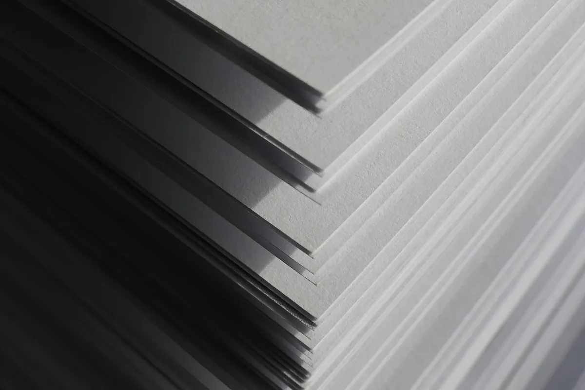 Pile de feuilles imprimées sortie de production
