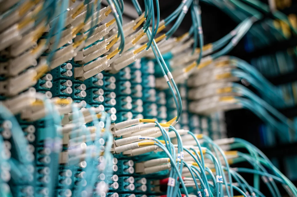 Fibres optiques colorées dans une salle serveurs