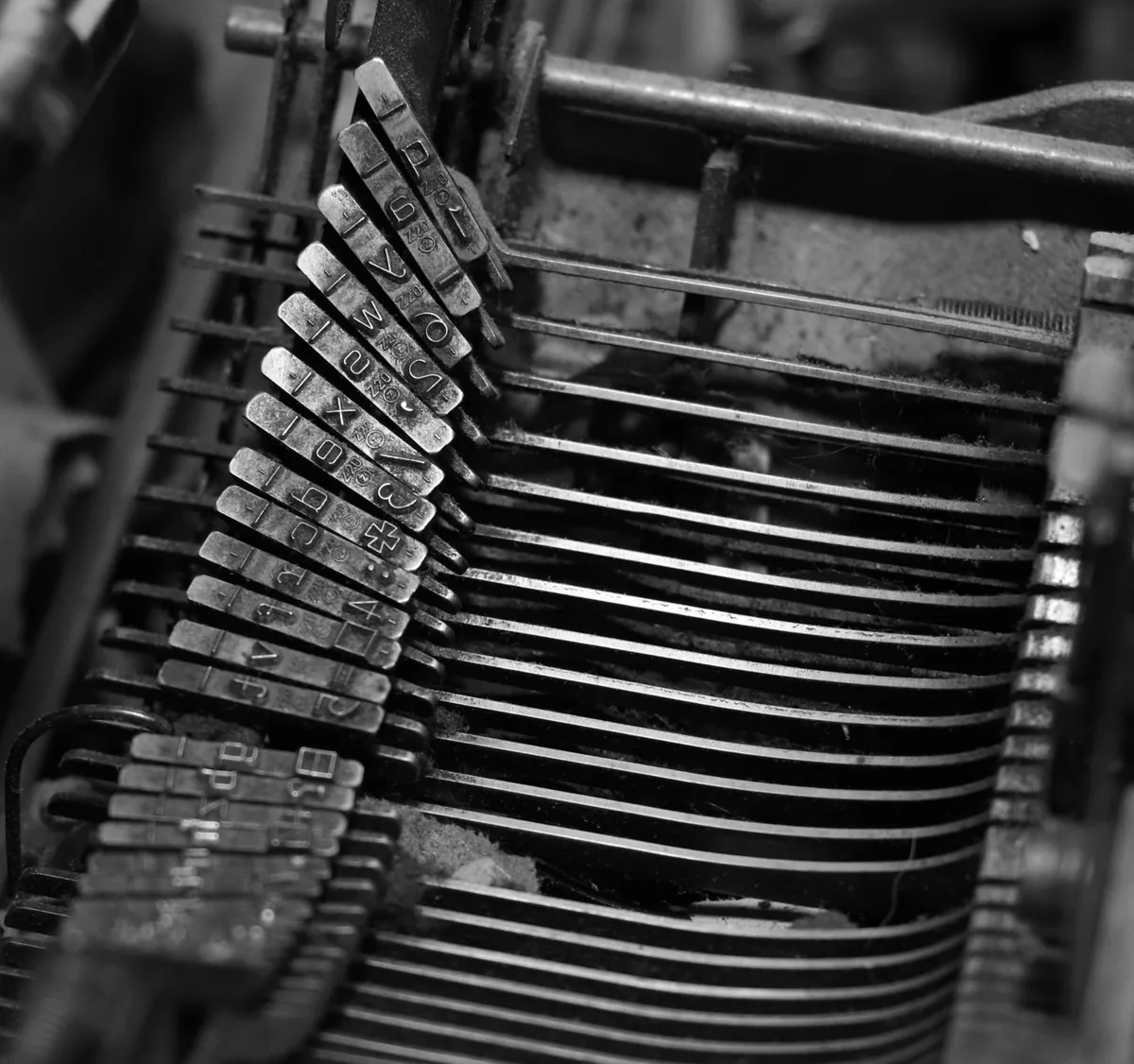 Caractères de plomb rangés dans une casse de typographie