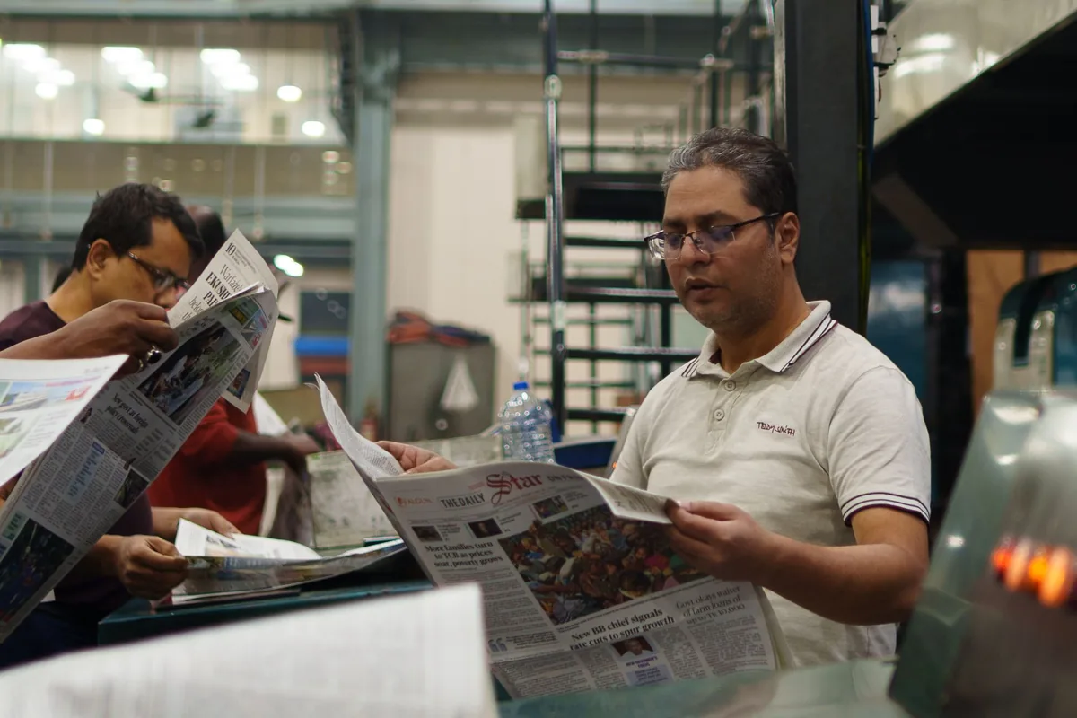 Presse rotative en train d’imprimer, bande de papier tendue