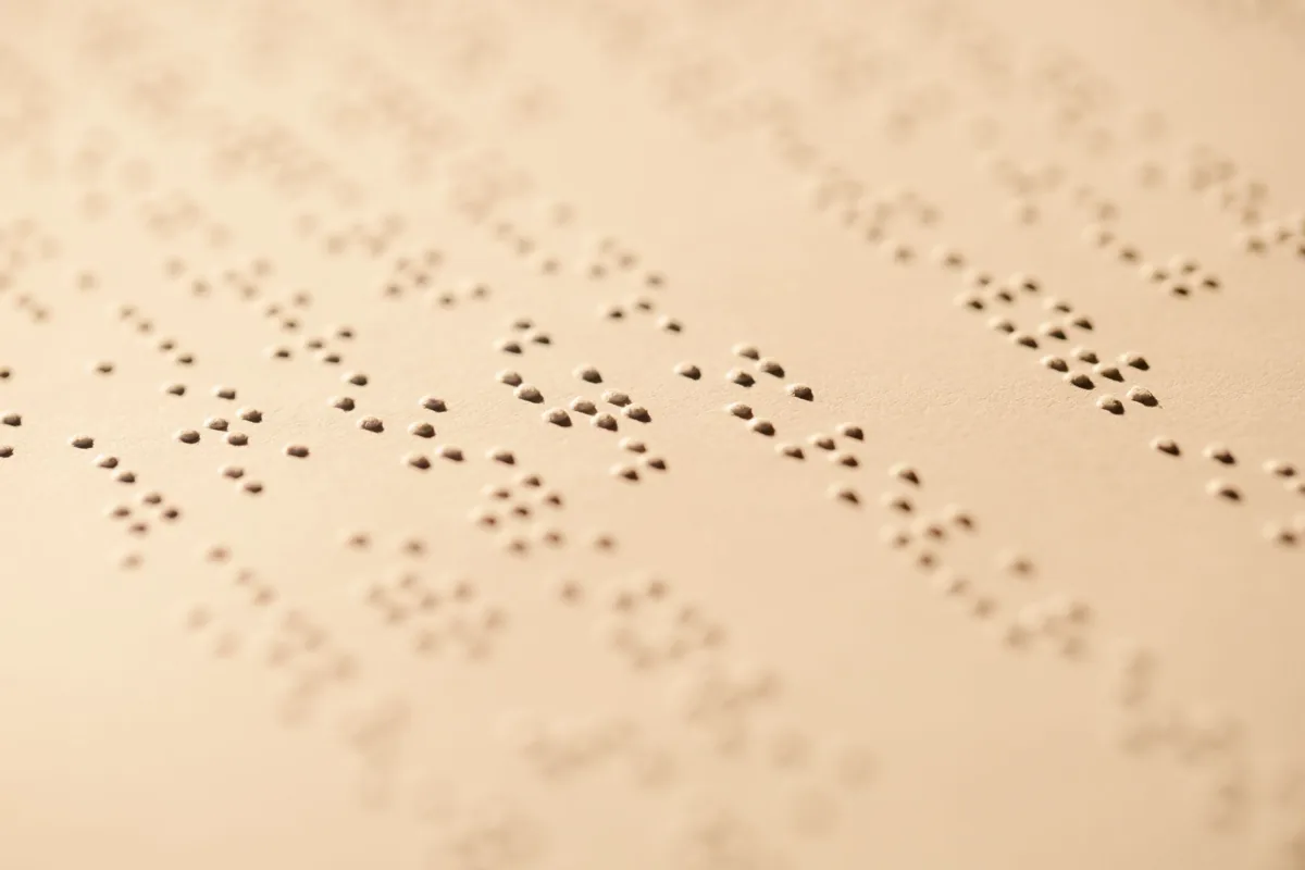 Gros plan sur du papier listing perforé en cours d’impression