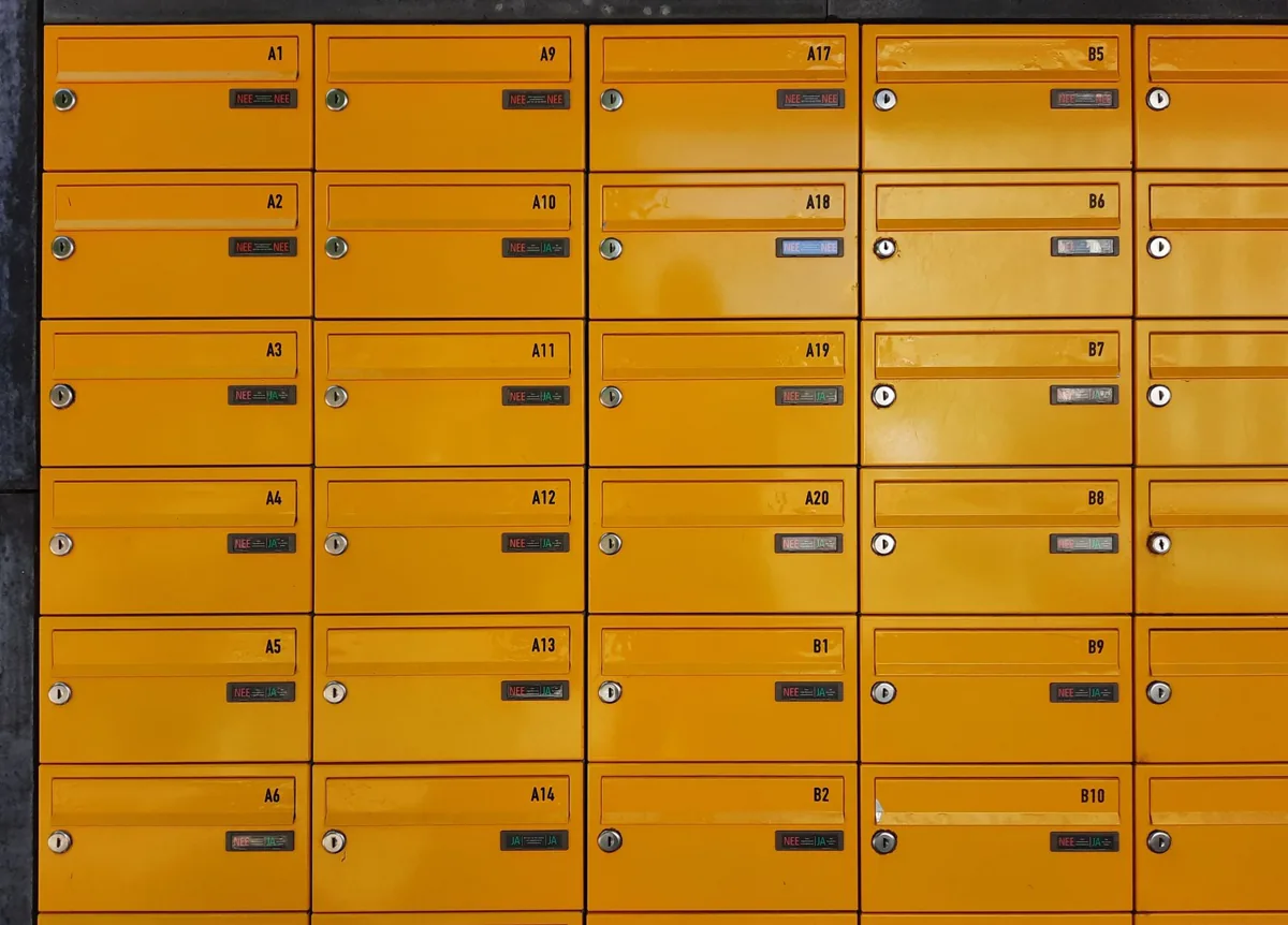 Bacs de tri alignés dans un centre de traitement du courrier