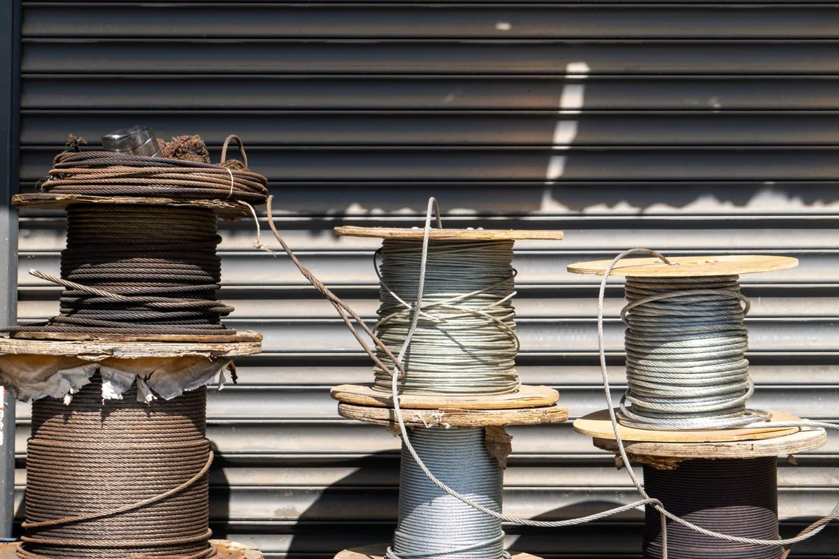 Bobine de papier industriel prête à être déroulée