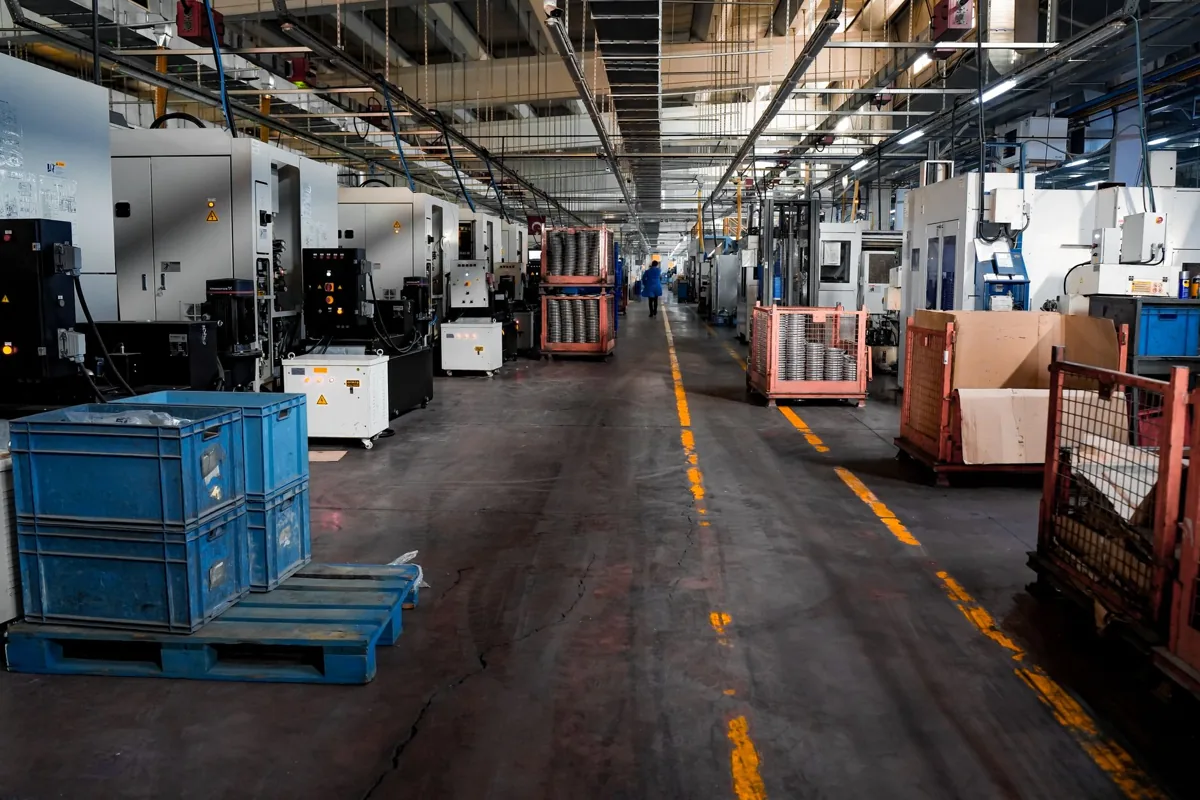 Tapis roulant chargé de cartons en transit