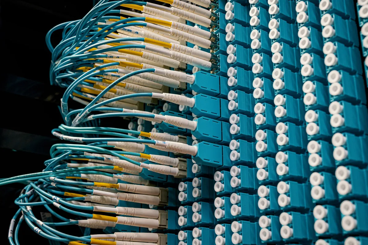 Fibres optiques colorées dans une salle serveurs