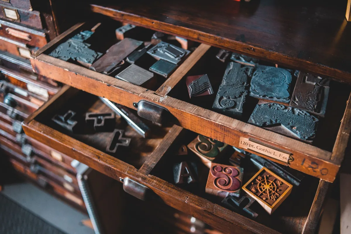 Caractères de plomb rangés dans une casse de typographie