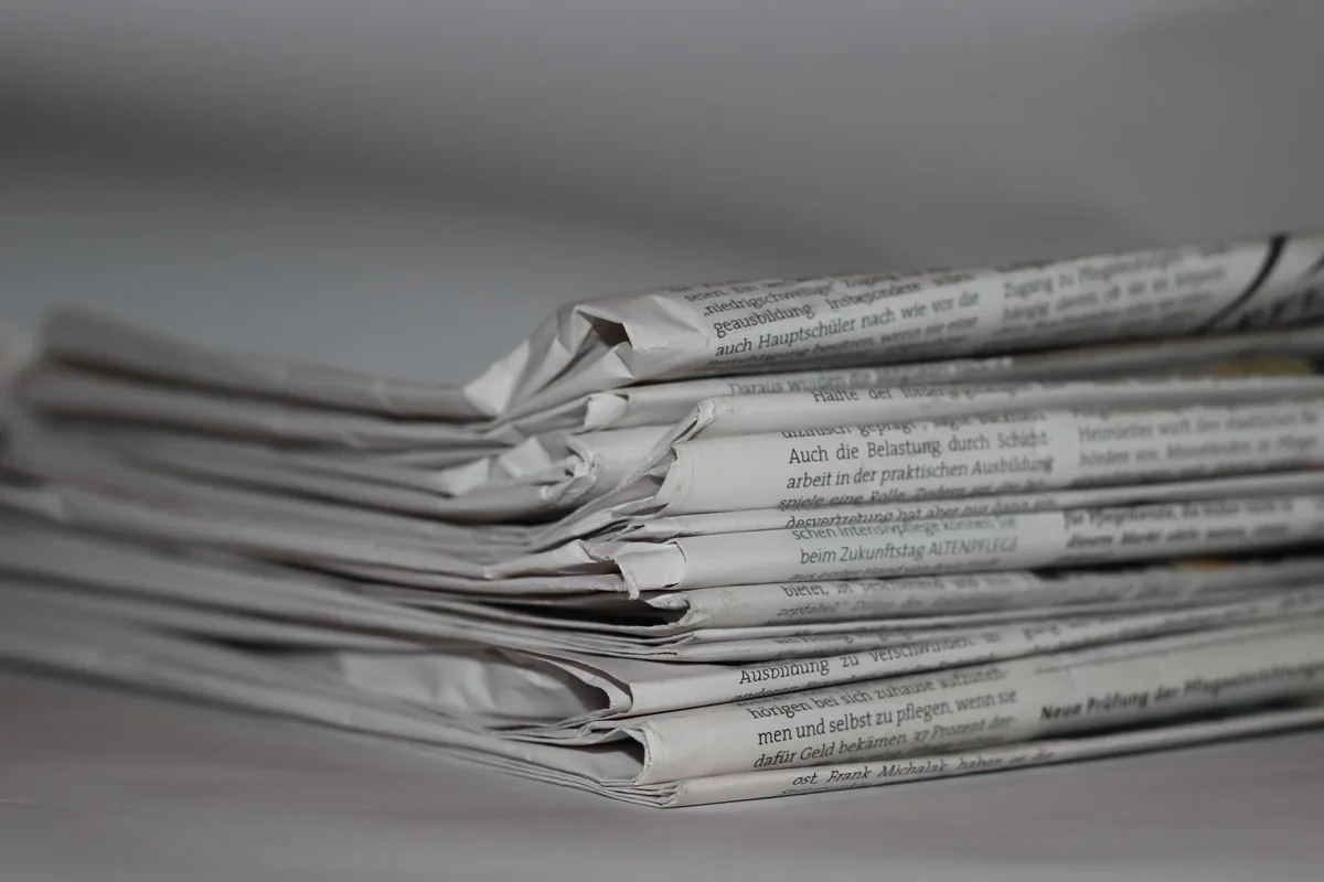 Presse rotative en train d’imprimer, bande de papier tendue