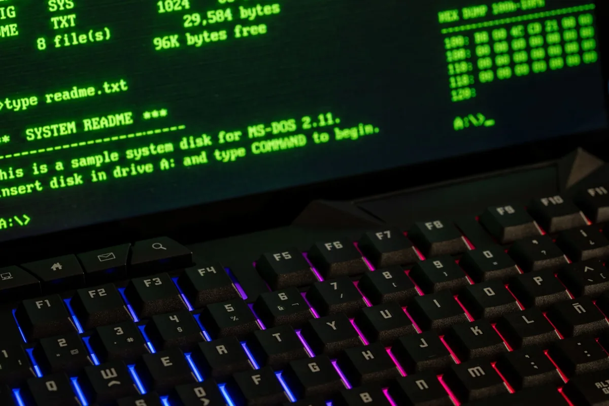 Terminal informatique ancien, écran vert allumé