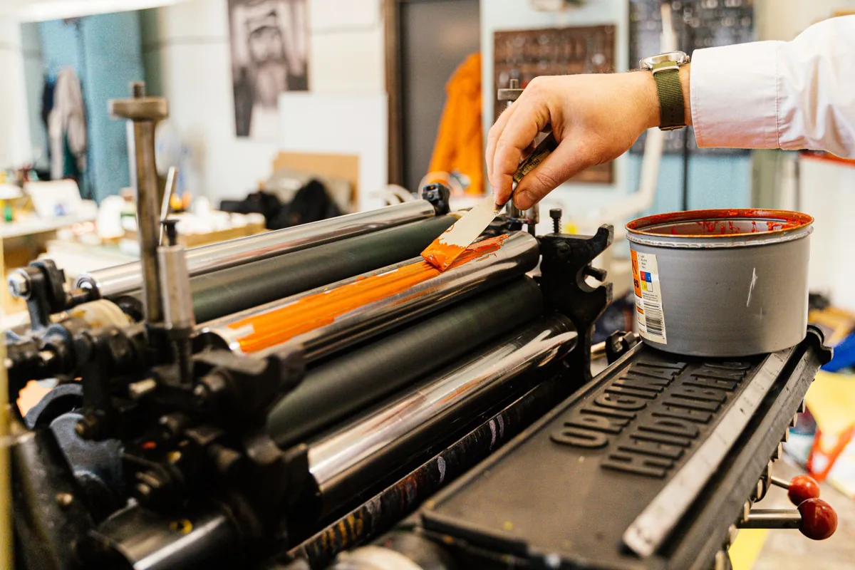 Rouleaux encreurs d’une presse, vus de très près