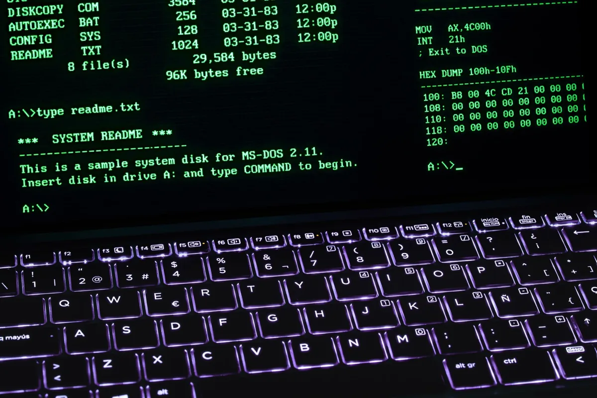Terminal informatique ancien, écran vert allumé