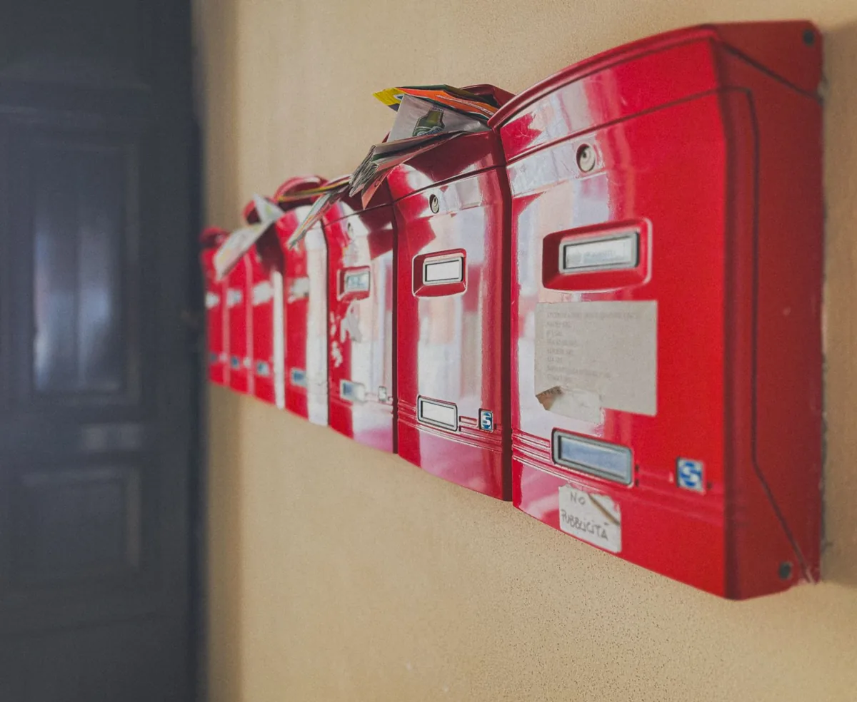 Bacs de tri alignés dans un centre de traitement du courrier