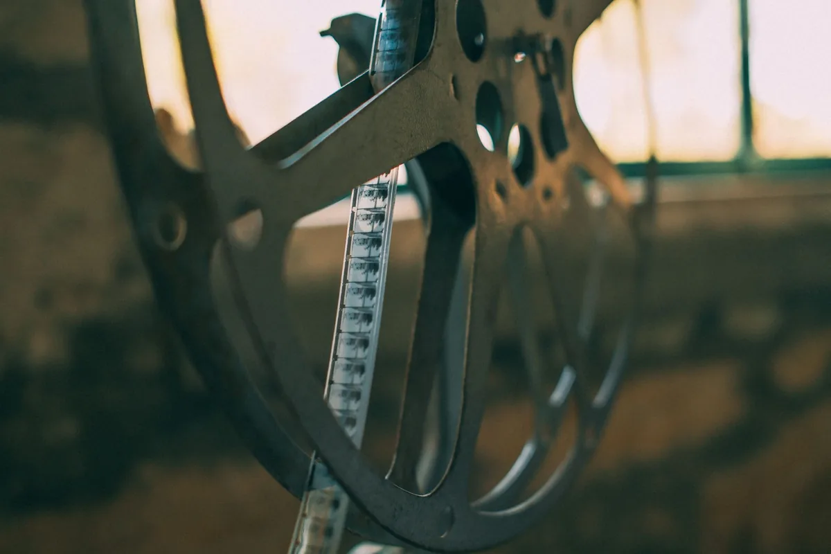 Bobine de papier industriel prête à être déroulée