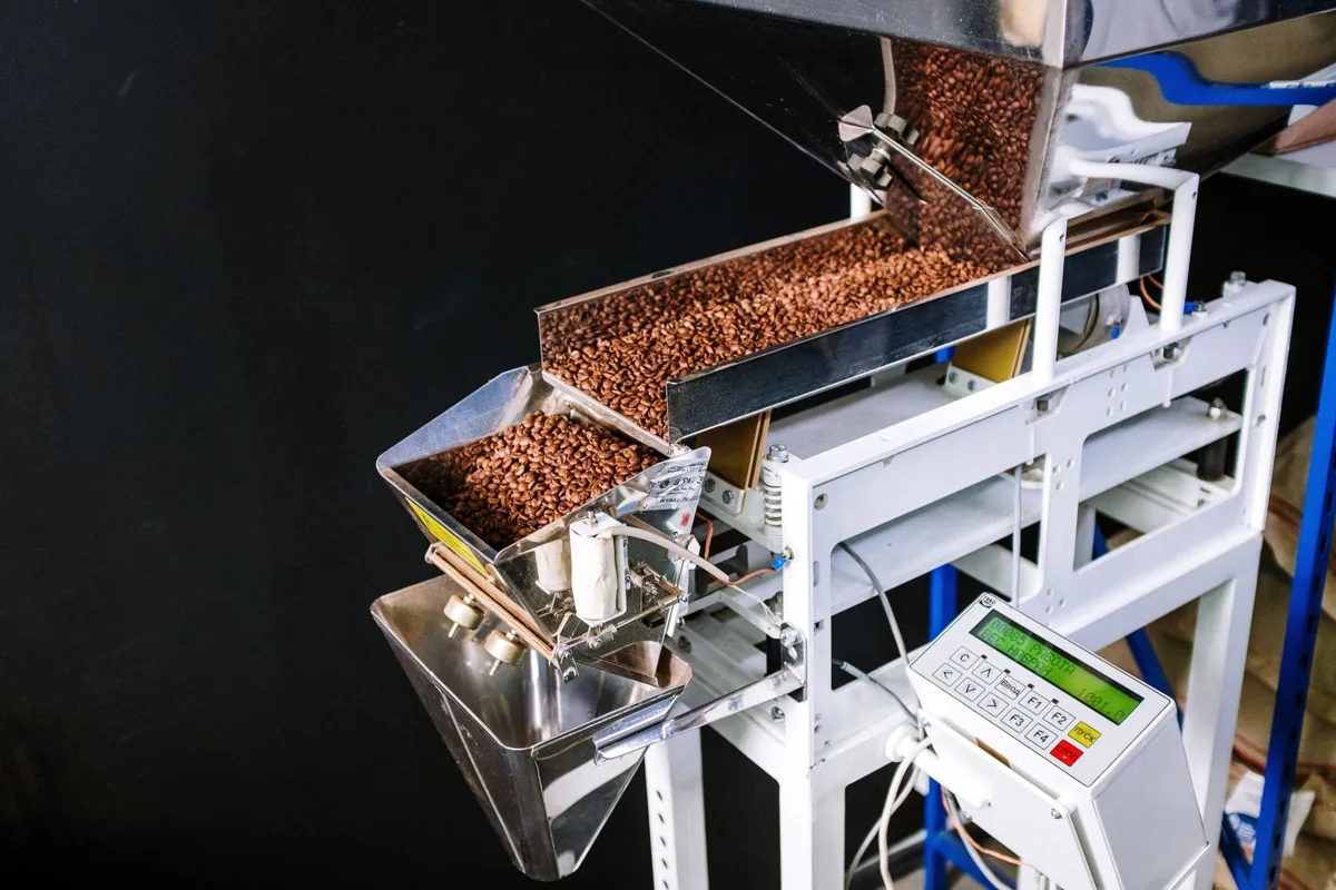 Convoyeur d’une machine de tri postal en mouvement